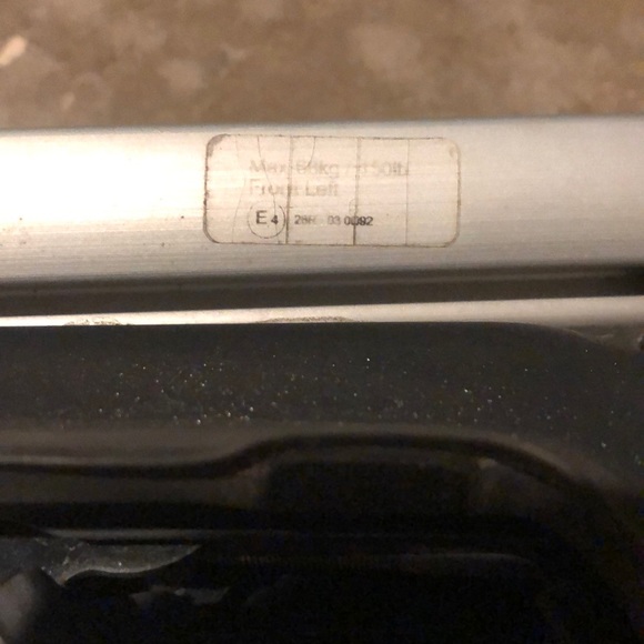 2010 Jeep Liberty roof rack cross bars - Picture 3 of 5